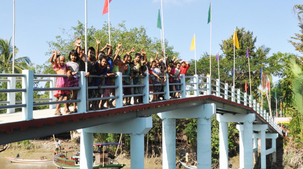 Fear of the storm is left behind, Kun Thee Chaung villagers waving their hands at the ceremony of the bridge launch 
