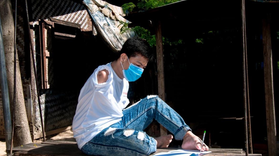 Aye Lwin Oo won the 1st Prize Award of LIFT-supported photo contest honouring people with disabilities