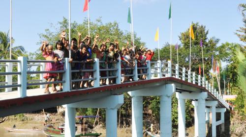 Fear of the storm is left behind, Kun Thee Chaung villagers waving their hands at the ceremony of the bridge launch 
